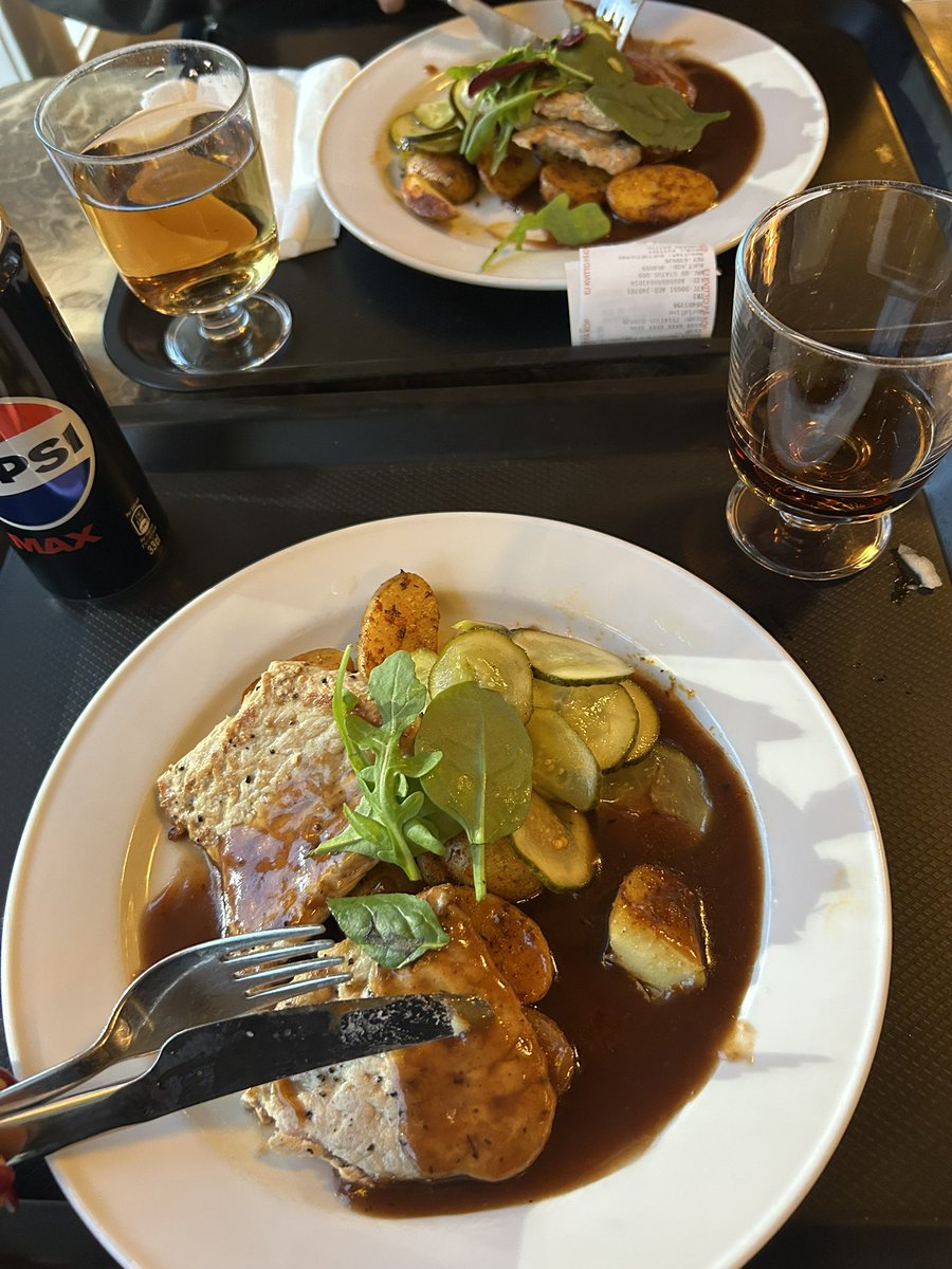 jblomander's tweet image. Startgalopp när det blev för mycket runtomkring, men prinsessan var fin i sitt lilla jobb efteråt. 

Dagens bästa var ändå Sundbyholms stallbacksrestaurang som trollade fram en sås som jag tålde 🫶🏻