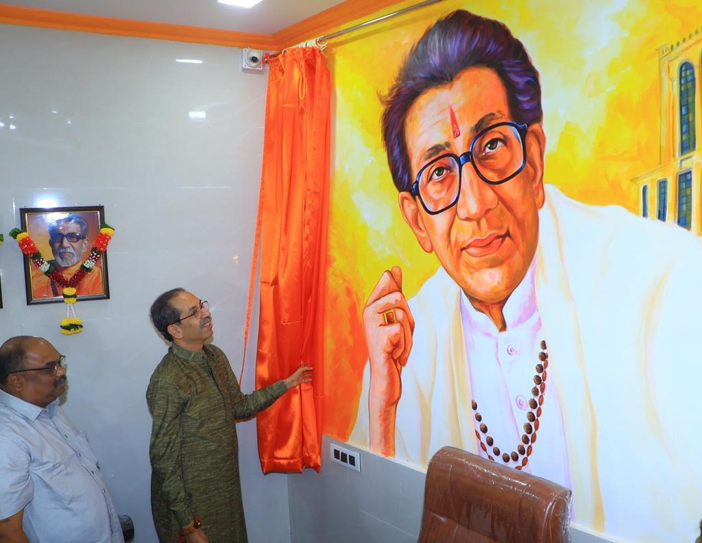 आज खारदांडा येथील शिवसेना शाखा क्र. ९९ चे उद्घाटन पक्षप्रमुख मा. श्री. उद्धवसाहेब ठाकरे ह्यांच्या हस्ते संपन्न झाले. उद्धवसाहेबांनी शाखेतील हजेरीवहीत नोंद करुन शिवसेनाप्रमुख बाळासाहेब ठाकरे ह्यांच्या भव्य प्रतिमेचे अनावरण केले.  ह्यावेळी शिवसेना नेते आमदार विभागप्रमुख ॲड. अनिल