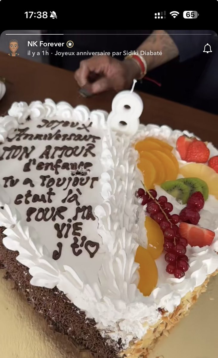 DanielWallas4's tweet image. Wesh en vrai trop mignon le cadeau de Nana ketchup à Fally