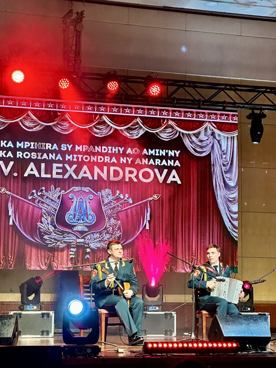Amb_de_Russie's tweet photo. 🇷🇺🇲🇬 Aujourd’hui, à CCI Ivato s’est tenu avec un grand succès le concert de l’Ensemble académique Alexandrov de chants et de danses de l’Armée russe, qui a réuni plus de 1000 spectateurs.

🤝C’est une illustration éloquente de la solidité de l’amitié russo-malagasy. https://t.co/QIs9GRVpNQ