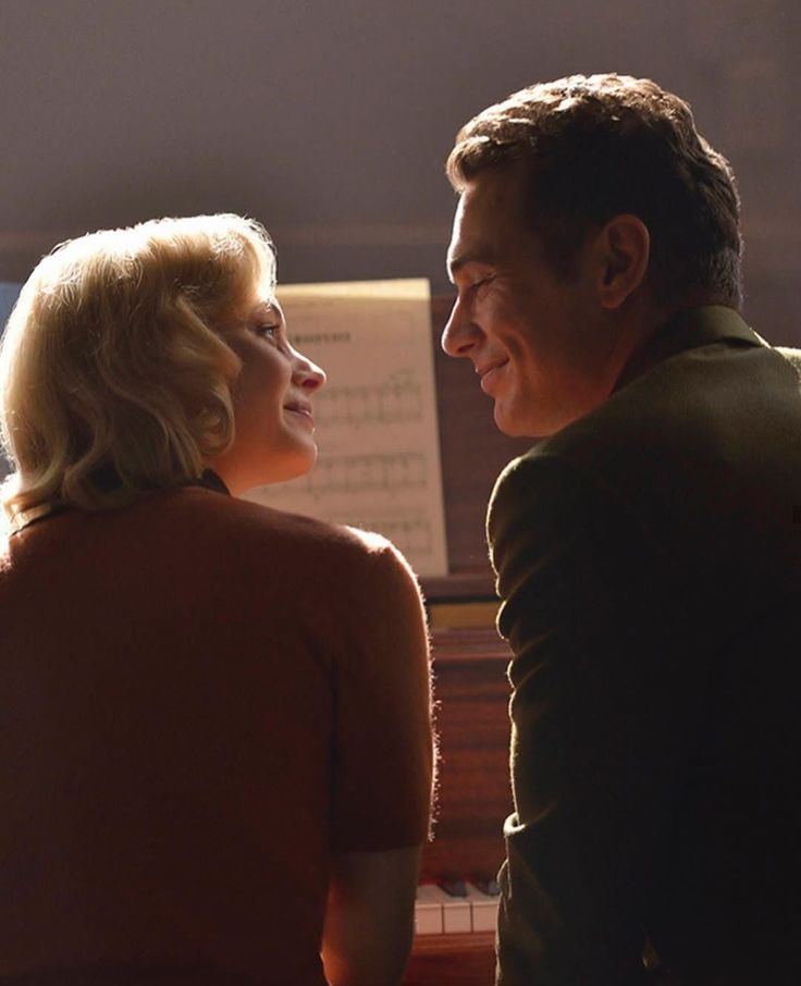 “Bizim vuslatımız göz göze gelmemize bakar.
Bin yıl da geçse sen bana yabancı olamazsın.”