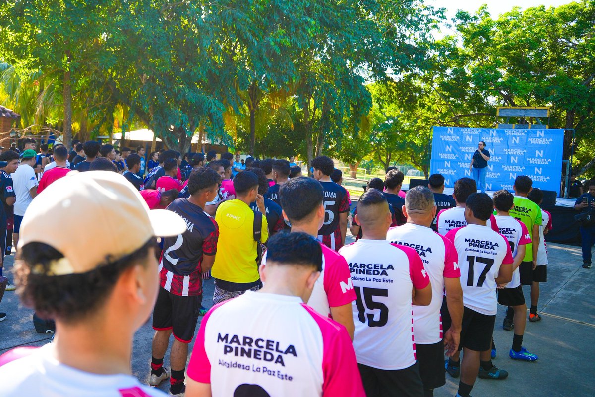 ¡Comienza la fiesta del Torneo Relámpago Navideño! 🎄⚽💥

Damos inicio a una jornada llena de energía con el talento de Banda Asmuve poniendo el ritmo está mañana en nuestro Polideportivo de San Rafael Obrajuelo. 🎶✨

Ven con tu familia y amigos y disfruta de un día 100%