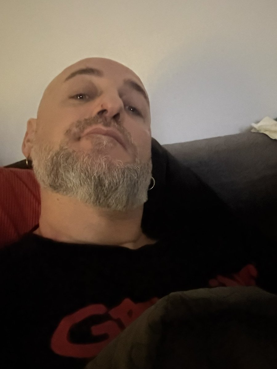 XaviXavip's tweet photo. Resaca, herida en la nariz, ojos vidriosos y una manta, vuestro domingo, qué tal? https://t.co/UZIgrtAdST
