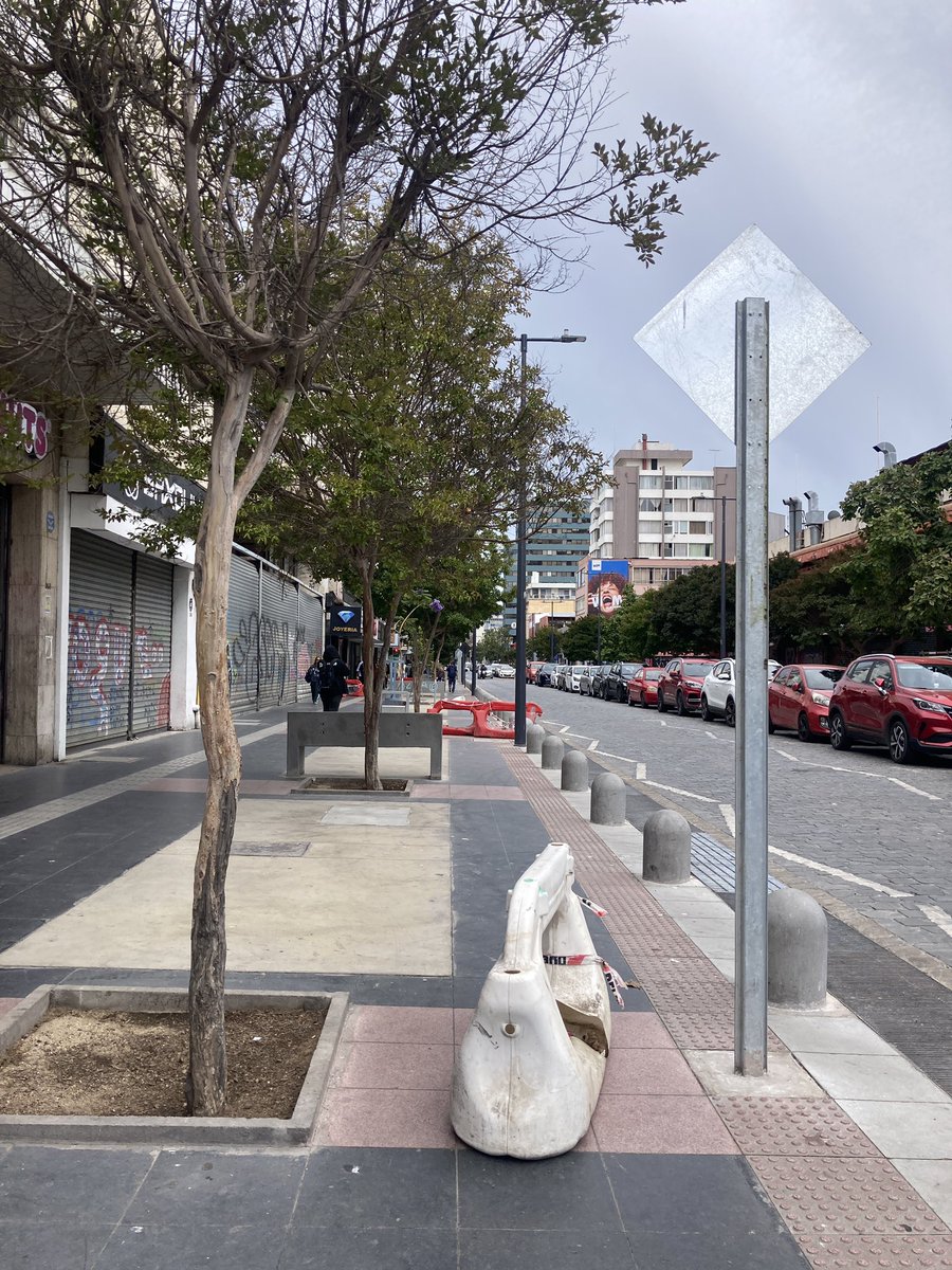 mirkovlahovic's tweet photo. Hola @vinadelmar, por qué pareciera qué los trabajos de Av. Valparaíso no están terminados? Se obstruye el paso y deteriora la estética cc @vinadenuncia #ciudadessostenibles https://t.co/P2ASONCz0K