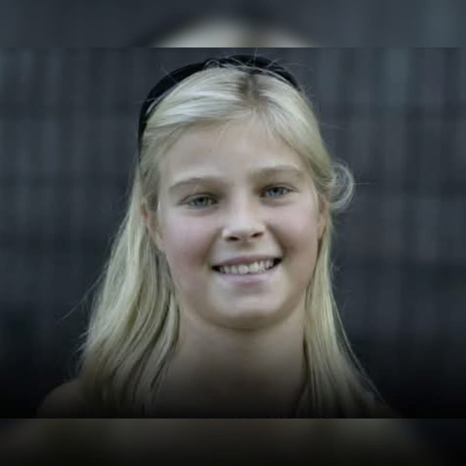 KateriSeraphina's tweet image. Histoire vraie. 
Elle s’appelait Tilly Smith. Et elle allait prouver qu’une seule leçon d’école pouvait faire la différence entre la vie et la mort.

Le matin du 26 décembre 2004, Tilly se promenait avec sa famille sur la plage de Mai Khao, à Phuket, en Thaïlande. C’était leur…