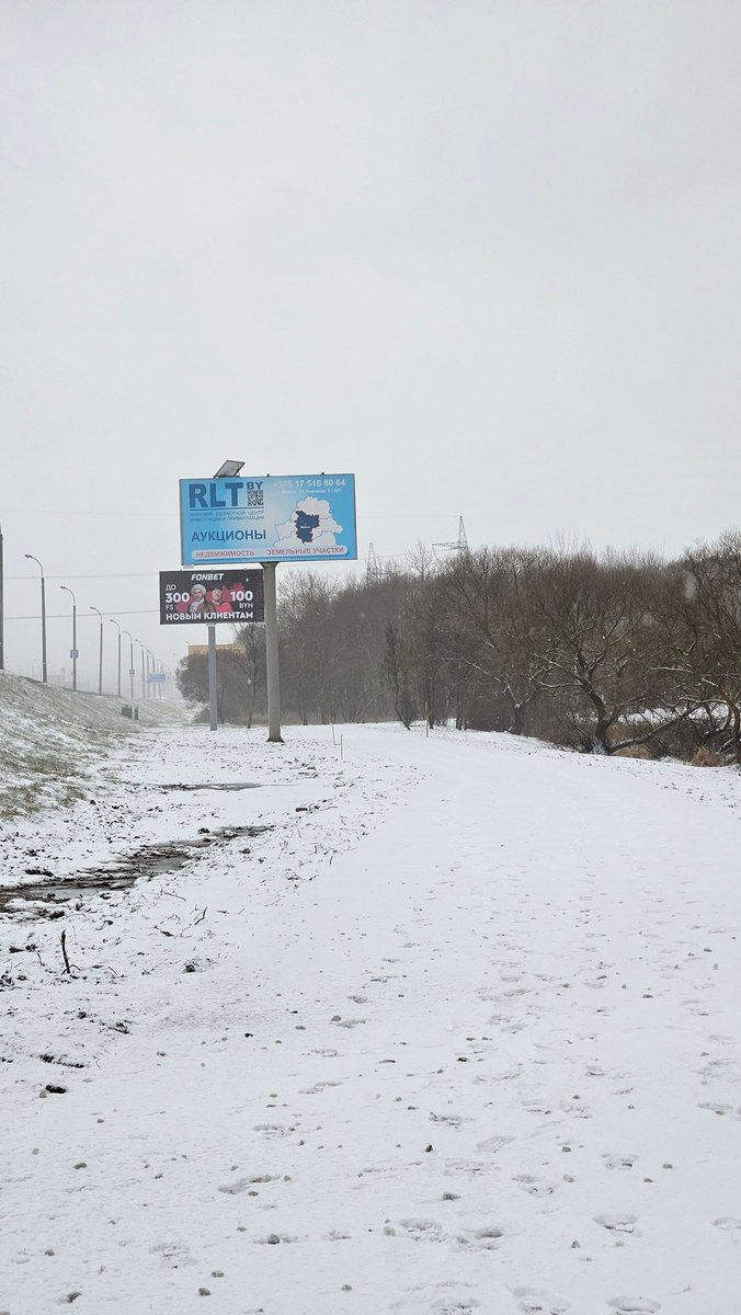 Паклалі плітку. Там яшчэ трохі ёсць прагалаў, дзе не дарабілі, але з гэтага боку амаль усё