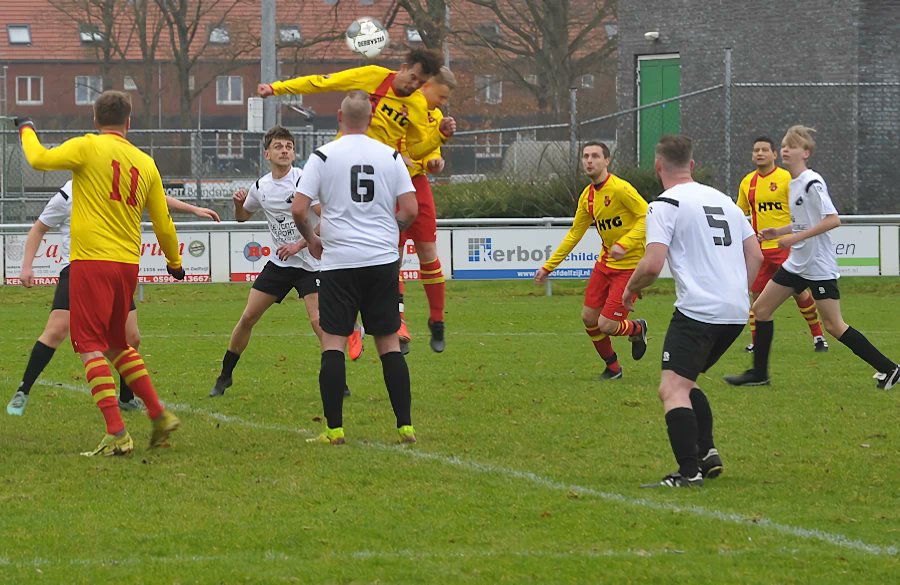 Roodgelen doen prima zaken tijdens laatste wedstrijd van 2025... Zie eemsmondsport.nl/farmsum-na-5-0… (foto: ©EemsmondSport).
