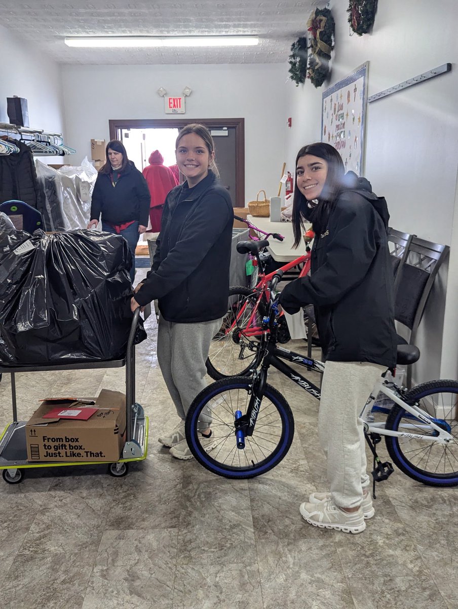 Loved spending my day yesterday with my <a href="/Bucksoftball/">Buckeye Softball</a> teammates distributing gifts to over 800 kids through Project Noelle.