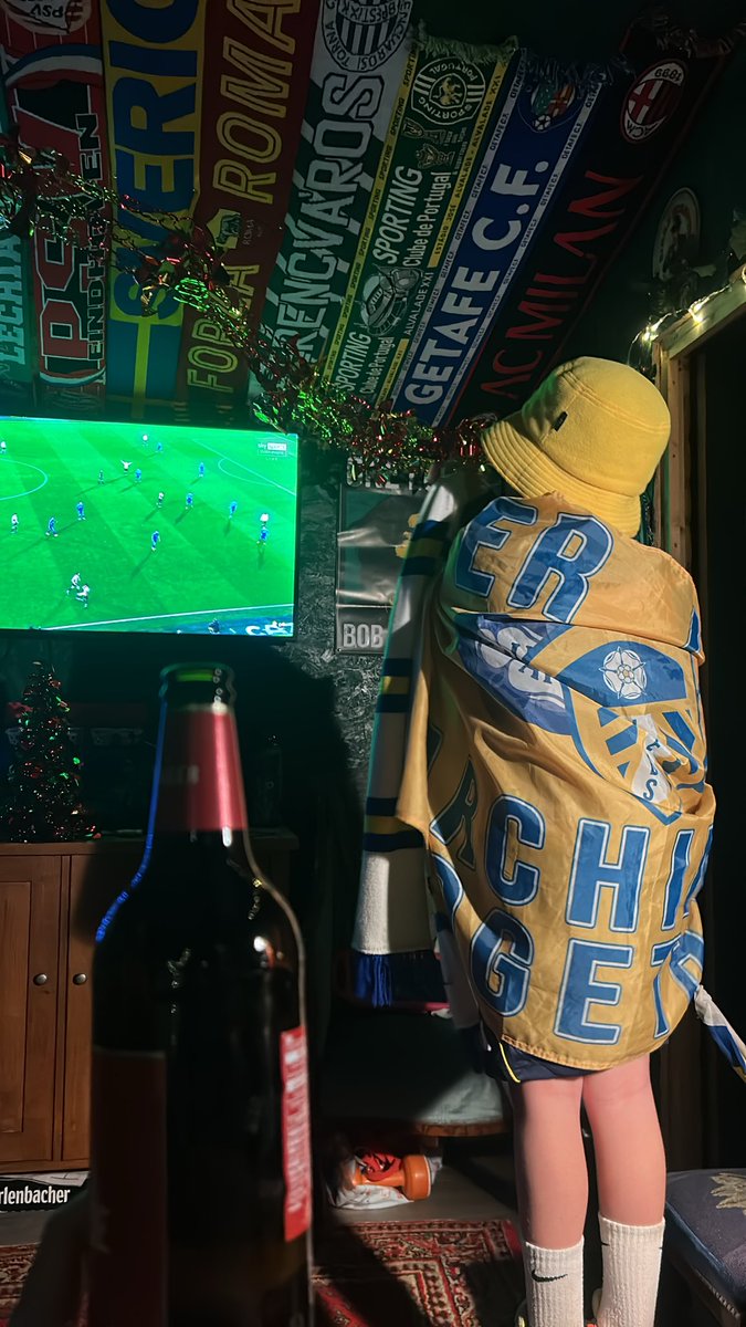 ConBea92's tweet image. Been stood there since kick off