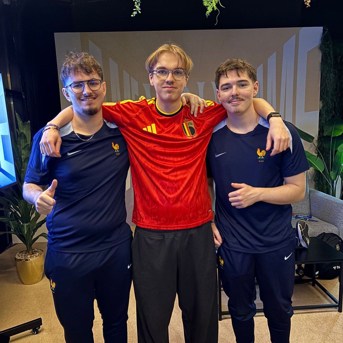 KarmineCorp's tweet image. Début de la phase de groupe de la @FIFAe World Cup ft. Rocket League dès demain 12:00 🚀

Et la compétition commence fort pour nos joueurs avec un duel fratricide : France - Belgique 🇫🇷🇧🇪

Bon courage, et rendez-nous fiers 💙 @Vatira5 @juicyyrl @AtowRL @Ferra_RL