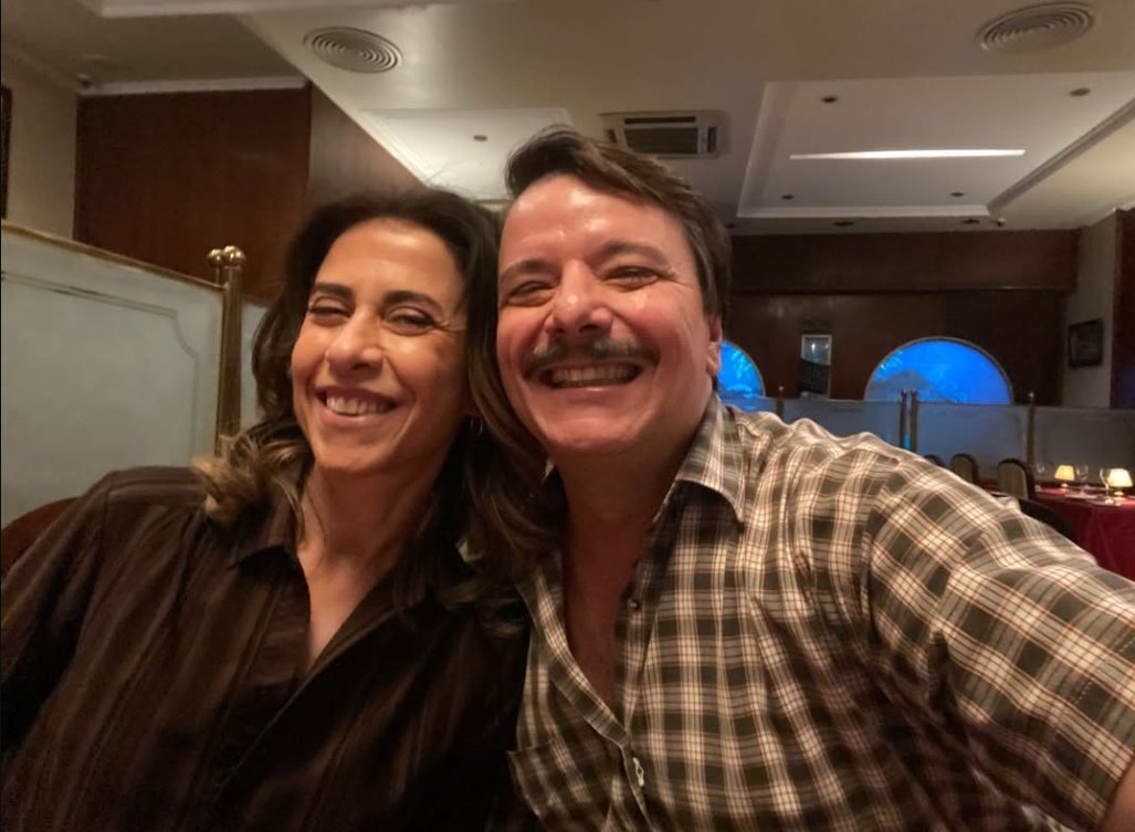 fernanda torres e thelmo fernandes em foto nova nova nos bastidores de 'os corretores' ♥️