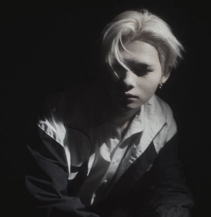 psidojake's tweet photo. #sunki au. Sunoo, um bruxo do caos e psicanalista, cuja essência é tão volátil quanto bela. Niki, um vampiro, conhece a eternidade como uma prisão sem muros. No jogo entre um imortal faminto e um bruxo enlouquecido pelo poder, amar é apenas outra forma de morrer. https://t.co/zYB6x2ycTc