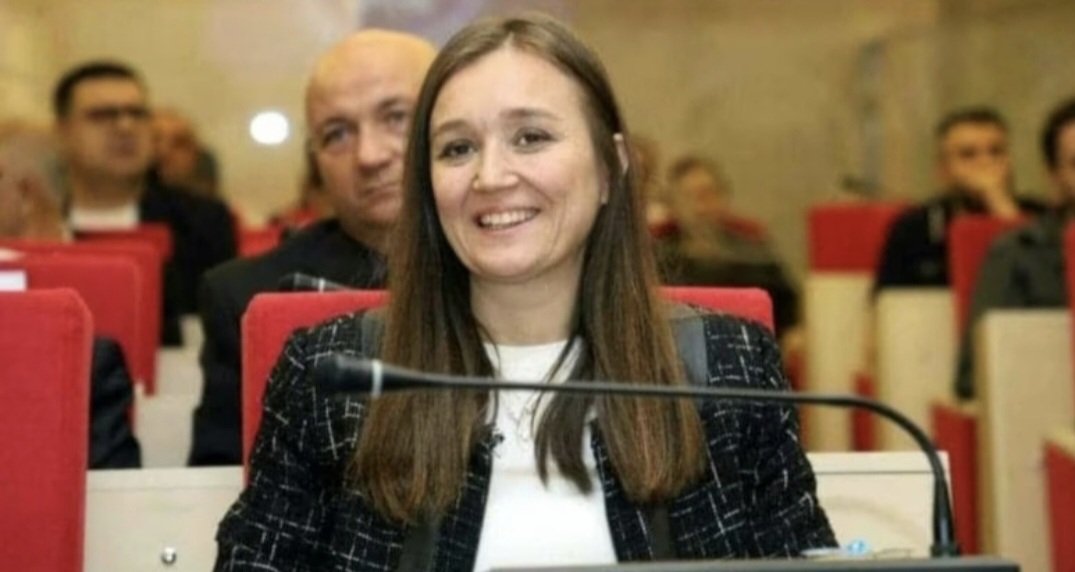 Umuda, aydınlığa bir ışıktı.
Şehzadeler Belediye Başkanımız Gülşah Durbay’ı kaybetmenin derin üzüntüsünü yaşıyoruz.
Kendisine Allah’tan rahmet; ailesine, yakınlarına ve tüm sevenlerine sabır ve başsağlığı diliyorum.
Işıklarda uyusun...
#Gülşahdurbay