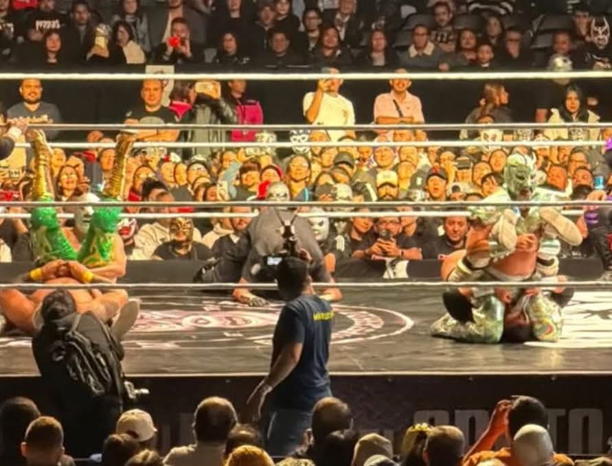 LaTijeraLucha's tweet photo. La lucha súper estelar del adiós de la #LeyendaDePlata en el Palacio de los Deportes,es un volcán de emociones,donde el público se entrega al bando técnico de #HijoDelSanto, @laparktapia y #UltimoDragon que logran dar cuenta de #DrWagnerJr, #TexanoJr e #HijoDeFishman... https://t.co/GcNKwkLbaN