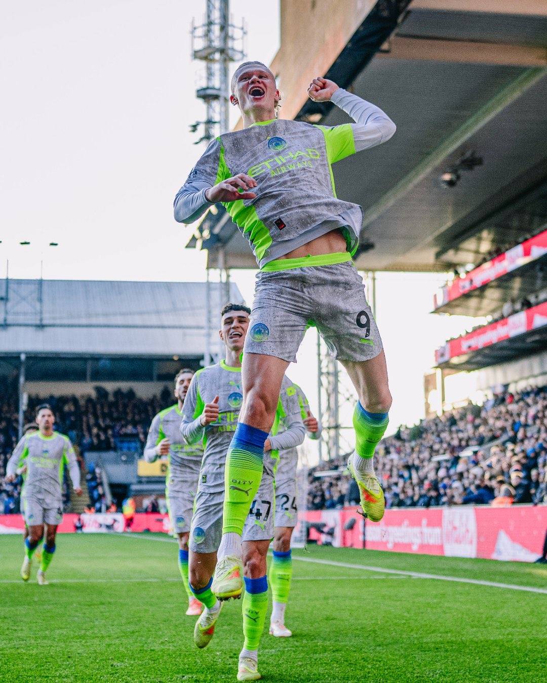 هالاند هذا الموسم مع مانشستر سيتي و النرويج. 27 مباراة. 35 هدف 