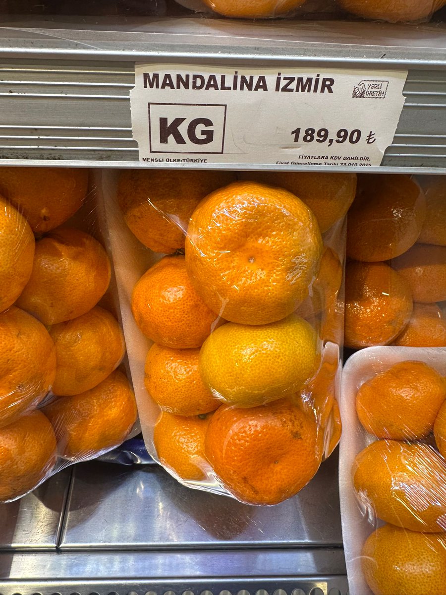 İstanbulda bir markette çekilen bir fotoğraf. 
Bu sezon dalında 2 TL'ye zor satılan bir mandalina çeşidi.
Yazık çok yazık. 
<a href="/TCTarim/">T.C. Tarım ve Orman Bakanlığı</a>
<a href="/ibrahimyumakli/">İbrahim Yumaklı</a>