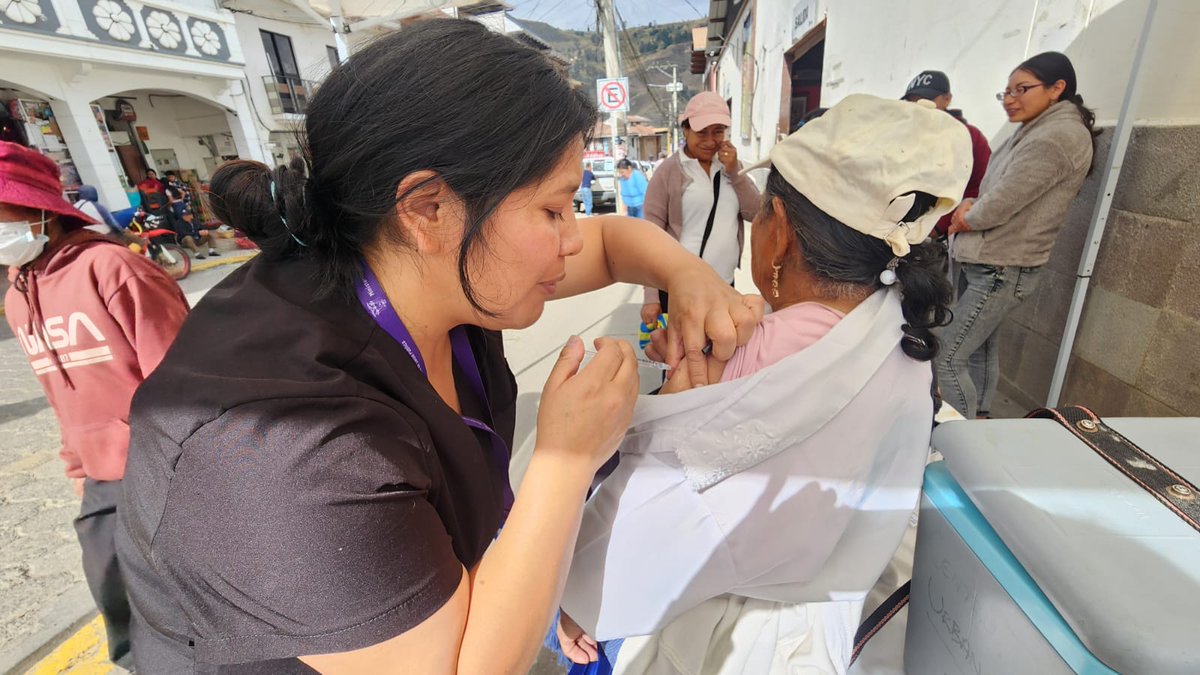 #Sígsig | En el Mercado Central se desarrolla la campaña de vacunación contra la influenza, motivando la prevención en la ciudadanía y cuidando la salud de comerciantes y usuarios. 💉
#ElNuevoEcuador