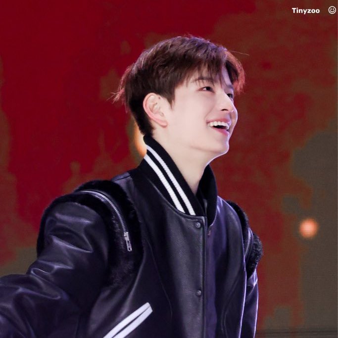 seungpymin's tweet image. kim seungmin, please never stop being you. just exist as you — that gentle, sincere heart that the world is lucky to know.

you don’t have to carry everything alone. stay true, stay soft, stay real, stay as you. 

and for everything else, lean on skies. 
we’ll hold it for you 🤍