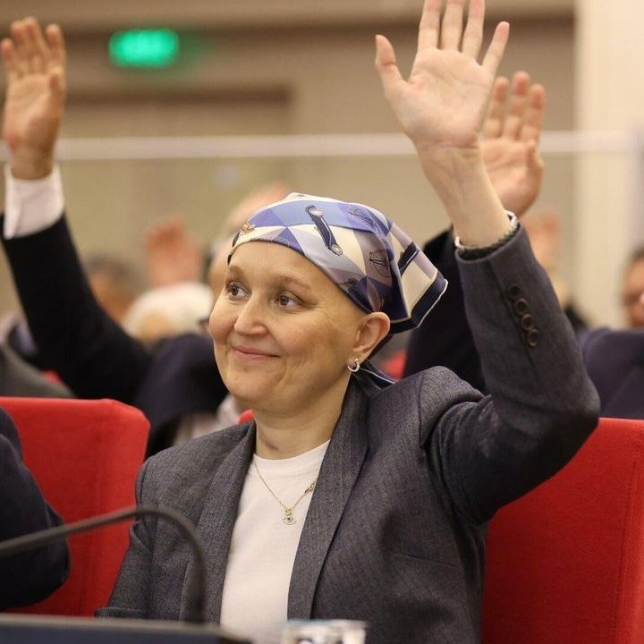 İsmail Saymaz: "Sırf Özgür Özel’e itibar suikasti yapmak için kanserle mücadele eden Gülşah Durbay’ın namusuna ve şerefine dil uzattılar.

Gülşah hanımın azalmış ömründen ömür çaldılar, biz ona çektirilen azaba ve atılan iftiraya şahidiz."