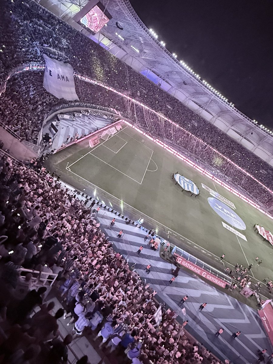 Una barbaridad lo nuestro, otra vez 🎓

No hay negocio político que logre separarnos. Pongannos a jugar en la luna que allí iremos también. Sin vuelos, micros, hospedaje, con 40º de temperatura... Nuestro amor no entiende de excusas. Simplemente somos distintos a todos. 🤍🩵