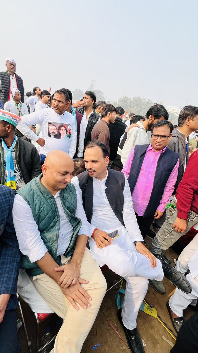 दिल्ली के रामलीला मैदान में आज ऐतिहासिक रैली।
राहुल गांधी जी के आह्वान पर “वोट चोर, गद्दी छोड़” का नारा सत्ता की नींद उड़ाने वाला रहा।

देश ने आज संगठित और मजबूत कांग्रेस को देखा।

सफल आयोजन में भूमिका निभाने वाले सभी साथियों को बधाई।

लड़ेंगे—जीतेंगे। ✊