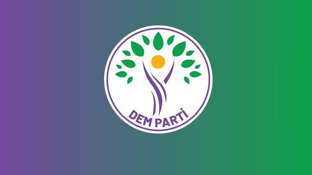 💥 DEM Partisi, Kürt sorununa ilişkin yeni bir çözüm süreci öneren 99 sayfalık bir rapor yayınladı.

DEM Parti’nin Talepleri:

— Madde 42 (Eğitim): Kürtçe dil eğitimi

— Madde 66 (Vatandaşlık): Vatandaşlık tanımından Türklük unsurunun çıkarılması

— Madde 127 (Yönetim):