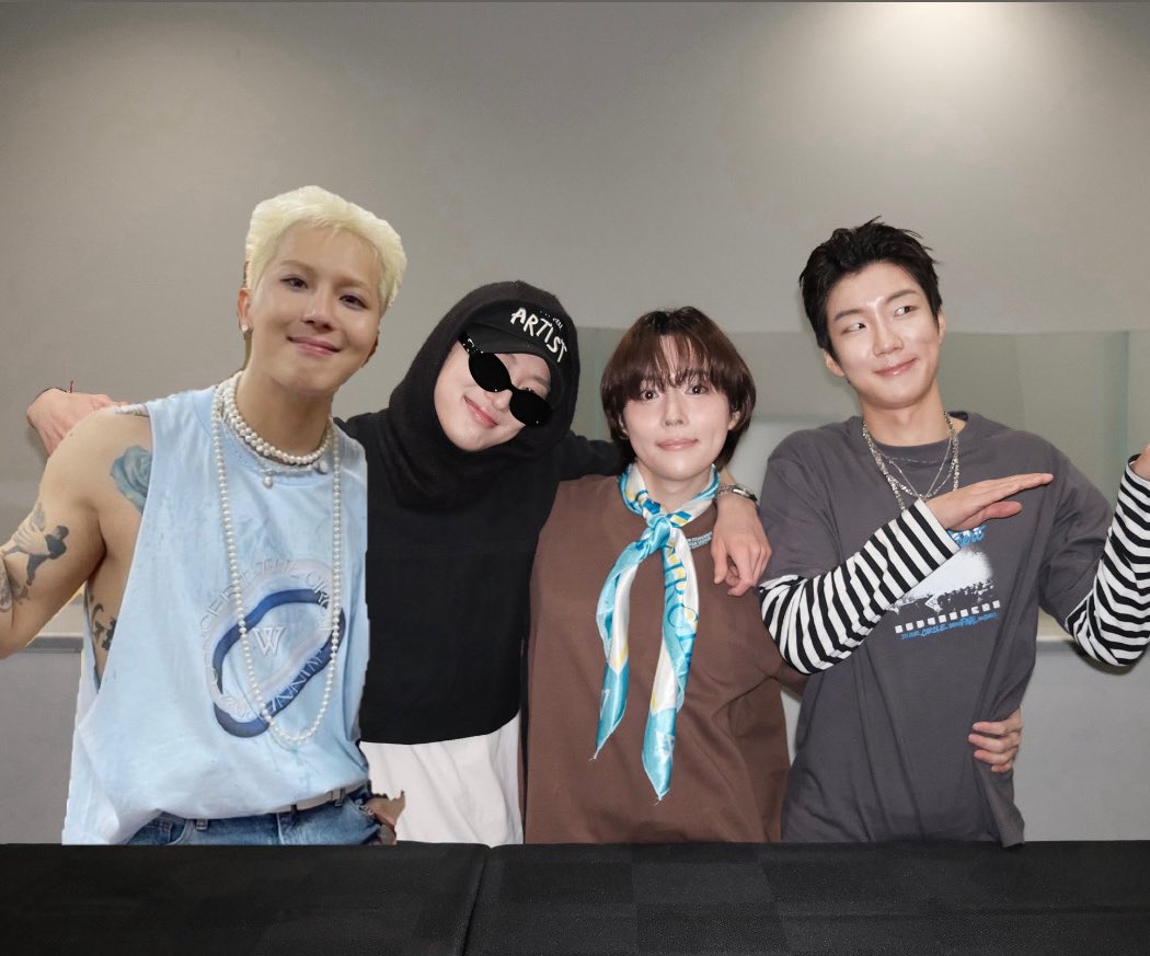 seotillie's tweet photo. THIS is how it should be 😭💙 OT4 forever!!! Bring back my WOT4🤧 https://t.co/zJkK6ufpU3