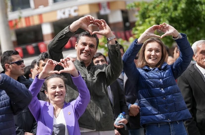 Ah be Gülşah’ım, kız kardeşim…
Bu acının tarifi yok.

Seninle aynı yolda yürümek, aynı yükü taşımak, aynı dertlere birlikte omuz vermekti bizimkisi. Sadece yol arkadaşı değil, birbirine yaslanan iki kız kardeştik.

En zor günlerde bile yüzündeki tebessümü eksik etmedin. Acıya