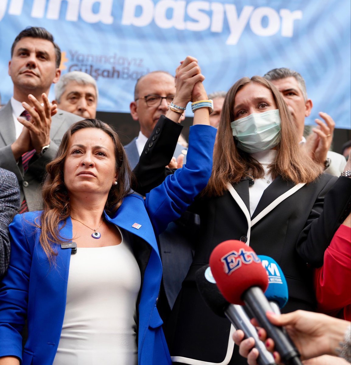ilksenuludag's tweet photo. Ah be Gülşah’ım, kız kardeşim…
Bu acının tarifi yok.

Seninle aynı yolda yürümek, aynı yükü taşımak, aynı dertlere birlikte omuz vermekti bizimkisi. Sadece yol arkadaşı değil, birbirine yaslanan iki kız kardeştik.

En zor günlerde bile yüzündeki tebessümü eksik etmedin. Acıya da, hastalığa da, hayata da inancınla direndin, hepimize güç verdin.
Manisa’ya olan sevdanı, hizmet aşkını son ana kadar içinde taşıdın.

Ferdi Başkanımızın ardından şimdi senin gidişinle yüreğimizde bir boşluk daha var… 
Bu acıyı kelimelere sığdırmak çok zor.

Seni unutmayacağız Gülşah’ım. 
Seni insanlığınla, güler yüzünle, cesaretinle ve azminle, bıraktığın izlerle hatırlayacağız. Hatıranı ömür boyu yüreğimizde taşıyacağız…