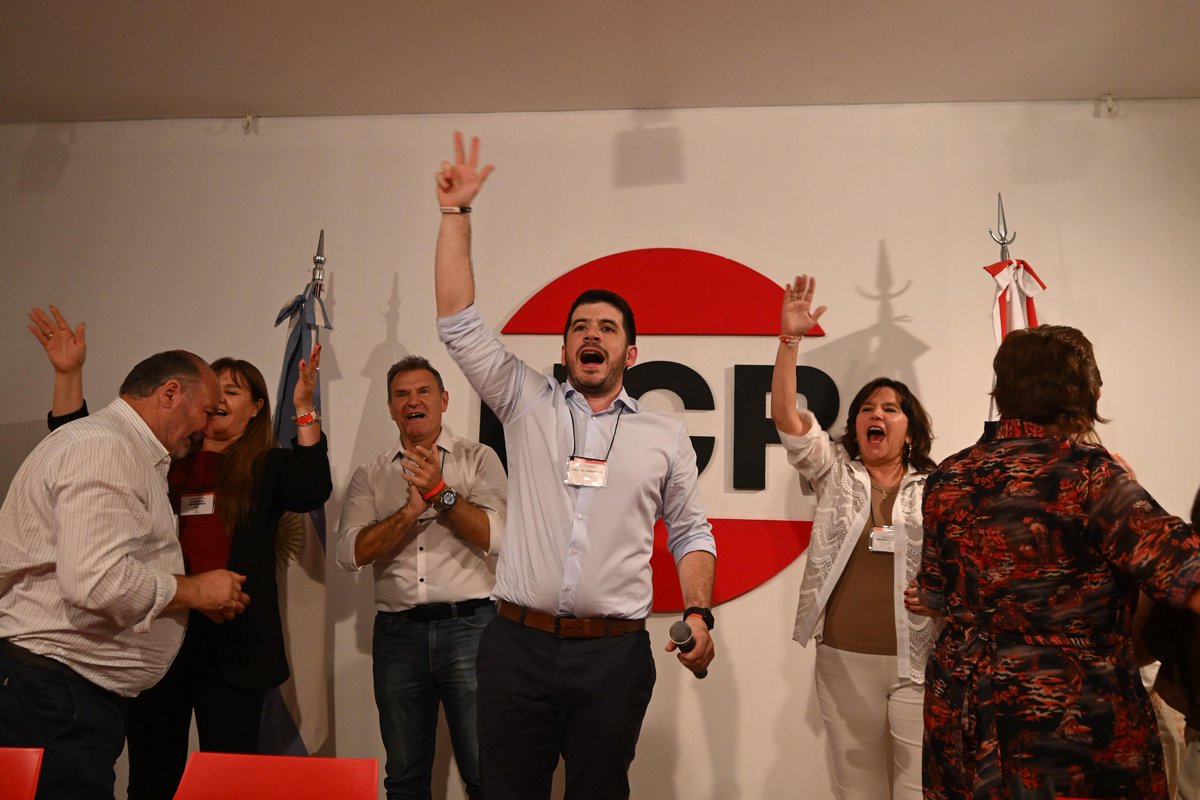 AlejCaracciolo's tweet image. Herederos de Alfonsin : Nacidos en Democracia, en la Era de la Revolución  Tecnológica. Son constructores de presente y futuro, ganaron elecciones, @leonelchiarella @pierafernandez. Con una mesa representatival. Que los pelucas y carcamanes protesten #UCR