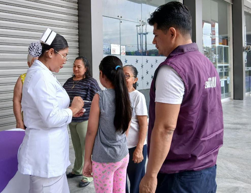 Salud_Guayas's tweet photo. 💉 Vacunatón Ecuador l En lugares de afluencia de #Durán y #Samborondón personal de @Salud_Ec del #Distrito09D24 realiza jornada de vacunación en #Recreo1 #Tarifa #BocaDeCaña a niños, niñas, mujeres embarazadas y adultos mayores 👶🏻🤰🏻👵🏻 contra la #Influenza.

#MSPEnTerritorio https://t.co/UkyKebbSfE
