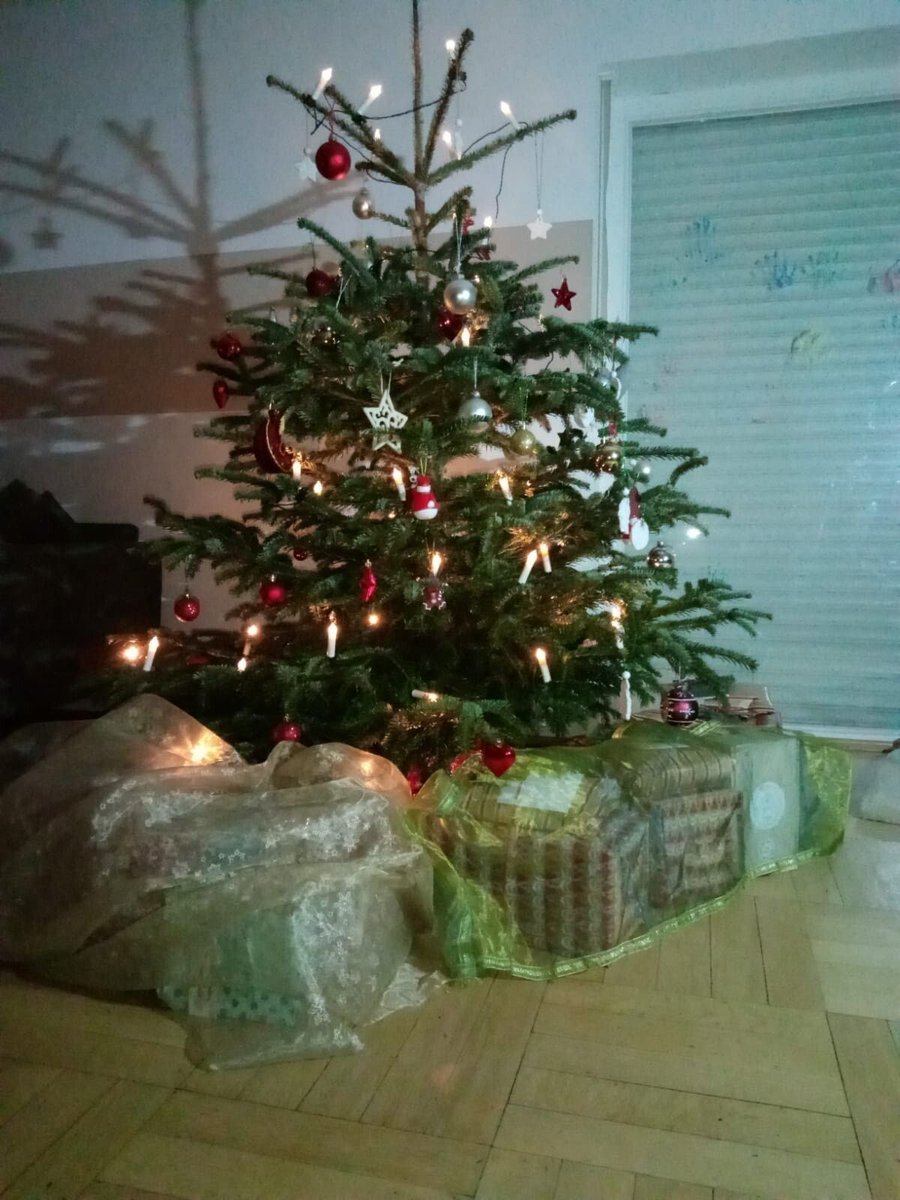 RandomActsOrg's tweet image. This season, Kim Denise supported the women at the Freising shelter, a haven for those fleeing violence. Guided by Ms. Kimmelmann, she donated cozy blankets, hot water bottles, and flower cubes to the helpers. A small but meaningful gesture of warmth. #HolidayGiving