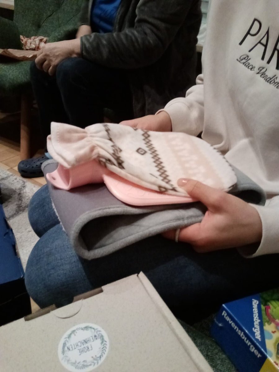 RandomActsOrg's tweet image. This season, Kim Denise supported the women at the Freising shelter, a haven for those fleeing violence. Guided by Ms. Kimmelmann, she donated cozy blankets, hot water bottles, and flower cubes to the helpers. A small but meaningful gesture of warmth. #HolidayGiving