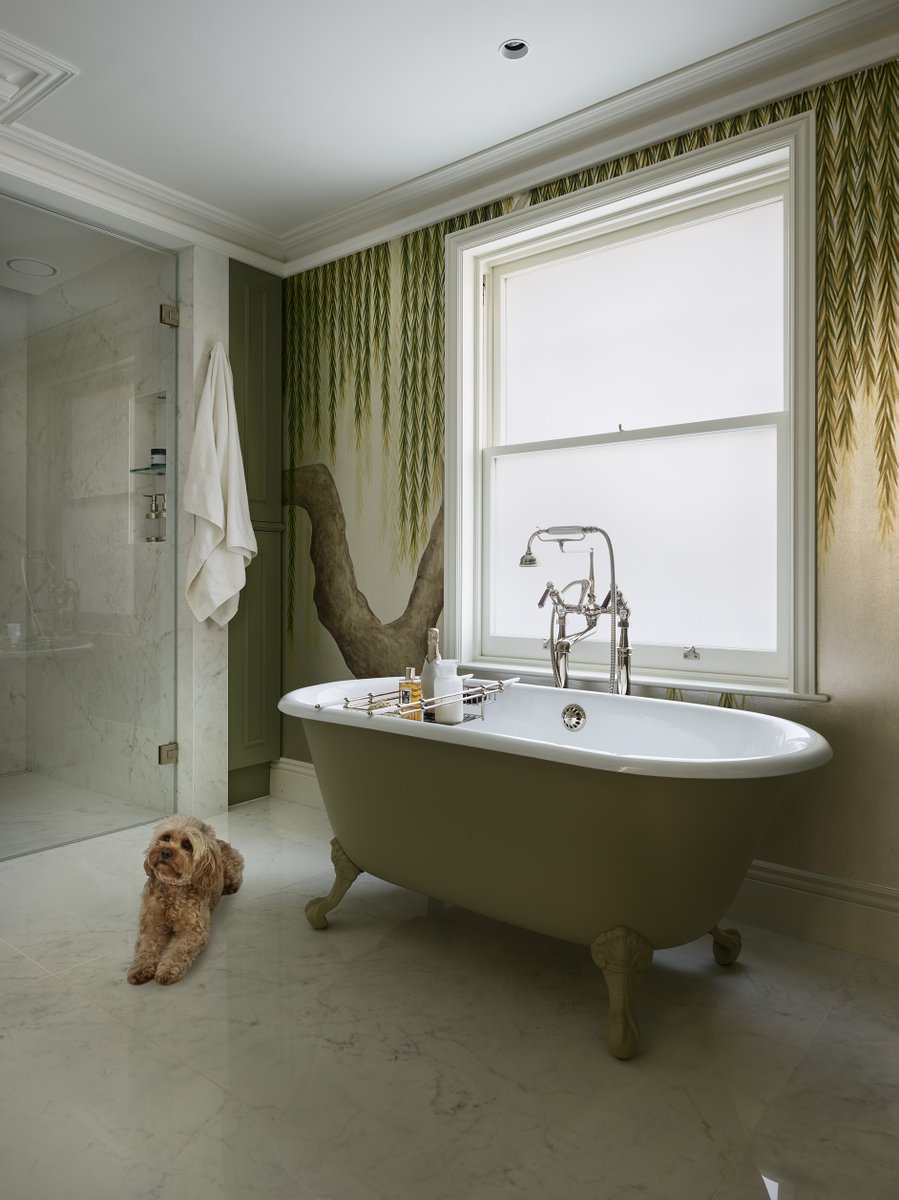 Drummonds_uk's tweet photo. High ceilings give this master ensuite a confident sense of scale, where Victorian detailing meets a modern sensibility. “Drummonds brassware makes you stop and look twice - my clients wanted fittings that ooze quality and presence,” says Esra Candan Saginc of Luce Interiors. https://t.co/QcsTthuj8w