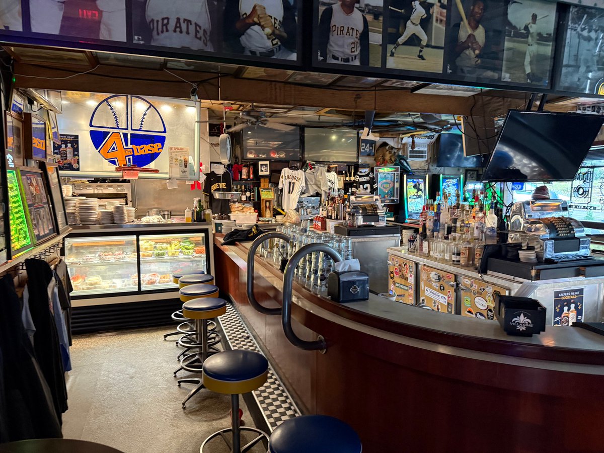 4thBase1's tweet image. Get ready for a flavor explosion at 4th Base Restaurant 🍽️DJ NYJ with Another Sunday Funday! is back on Dec 14th 📆 Our Smoked Prime Briskets are back &amp;amp; the beats will be 🔥. See you there! #SundayFunday #FoodieHeaven 🎵😋