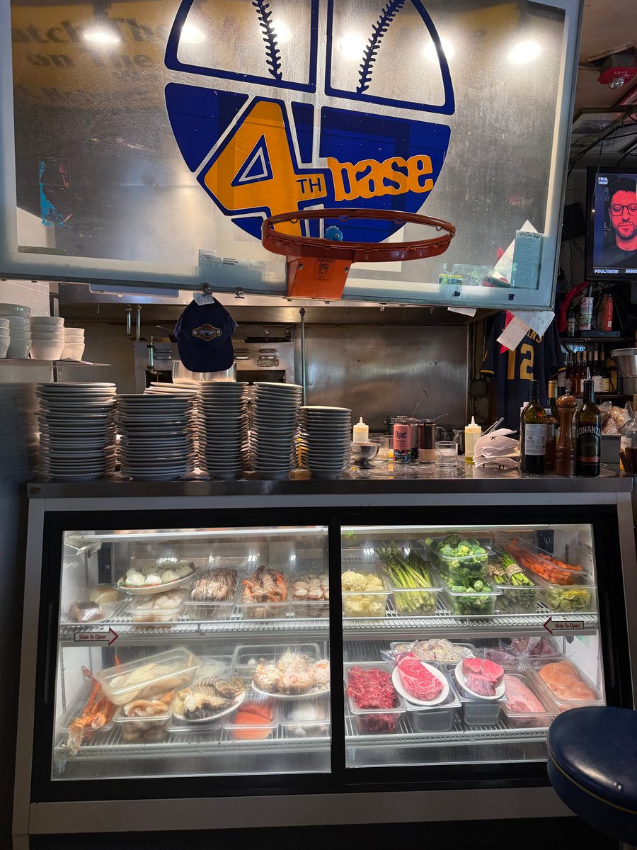 4thBase1's tweet image. Get ready for a flavor explosion at 4th Base Restaurant 🍽️DJ NYJ with Another Sunday Funday! is back on Dec 14th 📆 Our Smoked Prime Briskets are back &amp;amp; the beats will be 🔥. See you there! #SundayFunday #FoodieHeaven 🎵😋