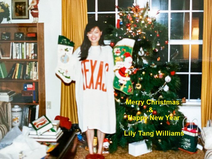 Lily4Liberty's tweet image. MY FIRST CHRISTMAS IN AMERICA

After my first encounter with Santa in 1982 on my college campus in Shanghai, I celebrated my first real Christmas after arriving in Austin, TX, in 1988.

John, my future husband, and I were dating in graduate school. His parents invited me to join…