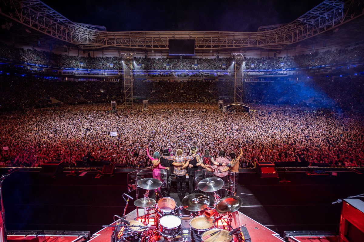 gunsnroses's tweet image. São Paulo you F’N’ rock! This was an incredible sold out show with you.