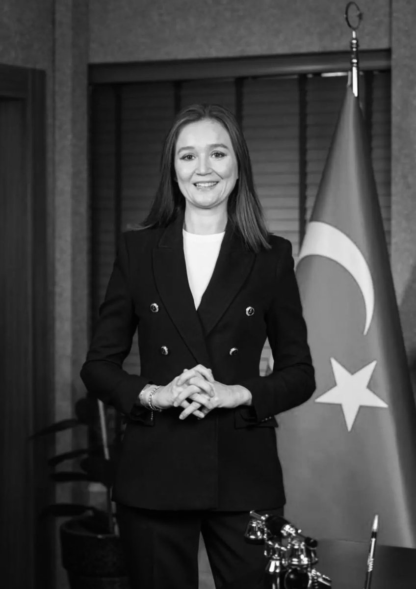 Yaşadığı rahatsızlık nedeniyle bir süredir yoğun bakımda tedavi gören Şehzadeler Belediye Başkanımız Gülşah Durbay’ı genç yaşta kaybetmenin derin üzüntüsünü yaşıyoruz.

Kamu görevini insanı merkeze alan bir anlayış ve güçlü bir inançla yürüttü. Ardında emeğiyle, mücadelesiyle ve