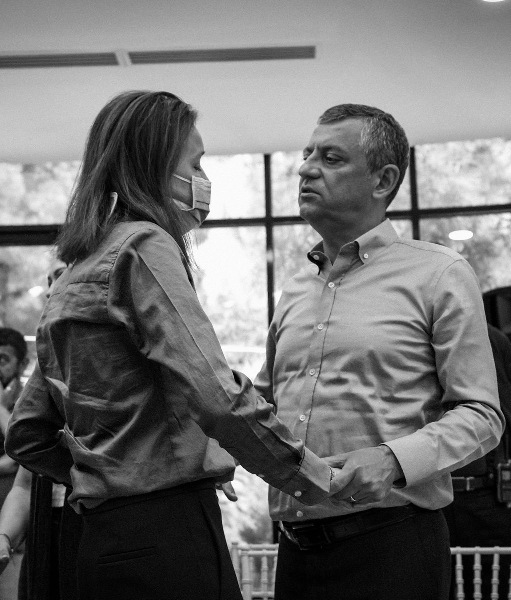 Hastalığına rağmen, çoğu zaman güçlükle ayakta durmasına rağmen Manisa’nın sokaklarından, doğruları anlatmaktan bir an olsun vazgeçmedi Gülşah Durbay.
Bu zorlu süreçte sahayı terk etmeyenlerle, konforundan vazgeçmeyenler arasındaki fark herkesin gözü önündedir.

Unutmayacağız