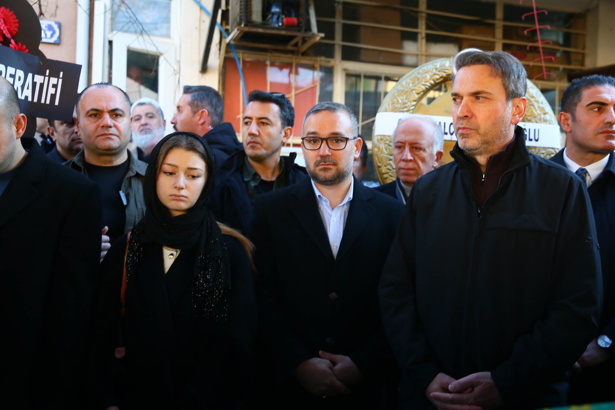 usakgundem's tweet photo. TCMB Başkanı Fatih Karahan'ın annesi toprağa verildi
https://t.co/O8FJfZxrNI https://t.co/ZQdYAnHrIt
