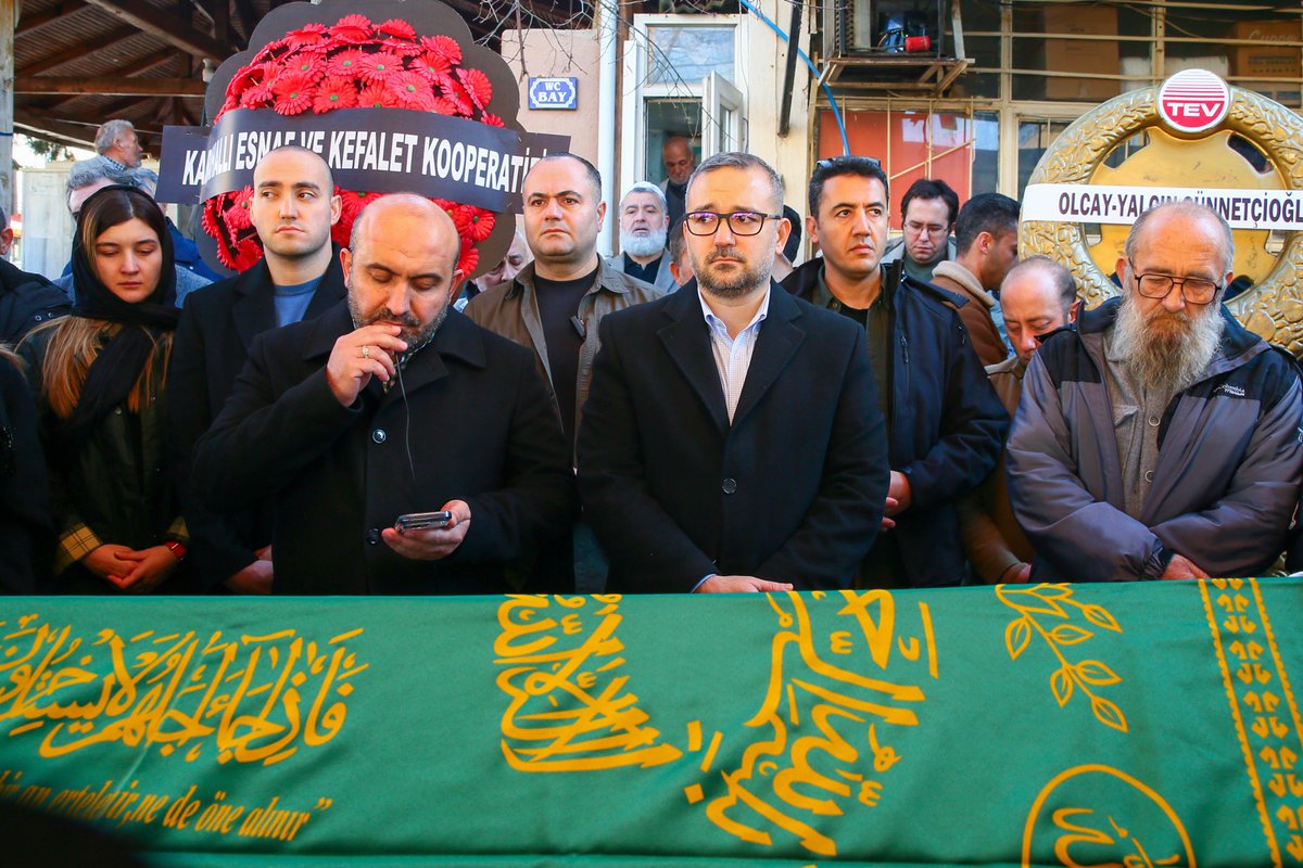 usakgundem's tweet photo. TCMB Başkanı Fatih Karahan'ın annesi toprağa verildi
https://t.co/O8FJfZxrNI https://t.co/ZQdYAnHrIt