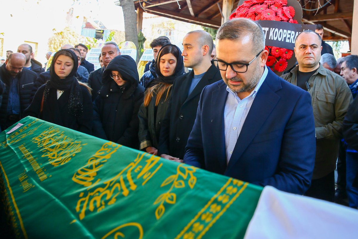 usakgundem's tweet photo. TCMB Başkanı Fatih Karahan'ın annesi toprağa verildi
https://t.co/O8FJfZxrNI https://t.co/ZQdYAnHrIt
