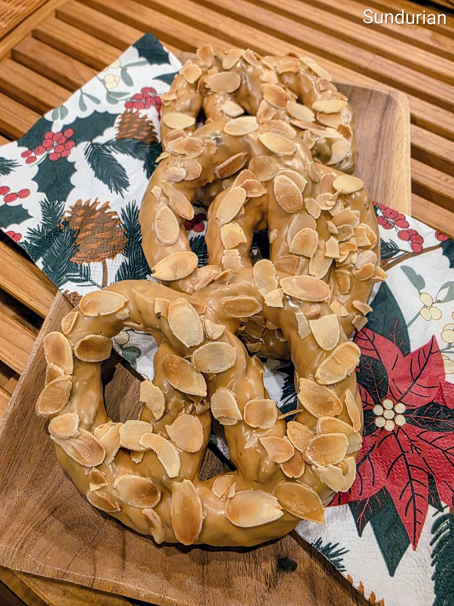🍞季節限定商品のお知らせ⋆͛📢⋆

サクサクに焼きあがったデニッシュに、ピーナッツチョコとアーモンドスライスで飾り付けをしましたｯ(*´︶`*)ﾉ
美味しいリースの出来上がりです♡
クリスマスまでの限定商品ですｯ🎄*⋆

📸『ピーナッツリース』
#京成高砂
#焼きたてパン
#メリークリスマス