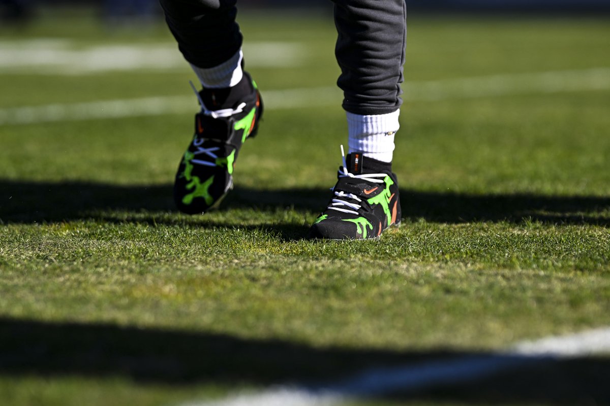 .@ShedeurSanders rocking the custom slime cleats 🔥