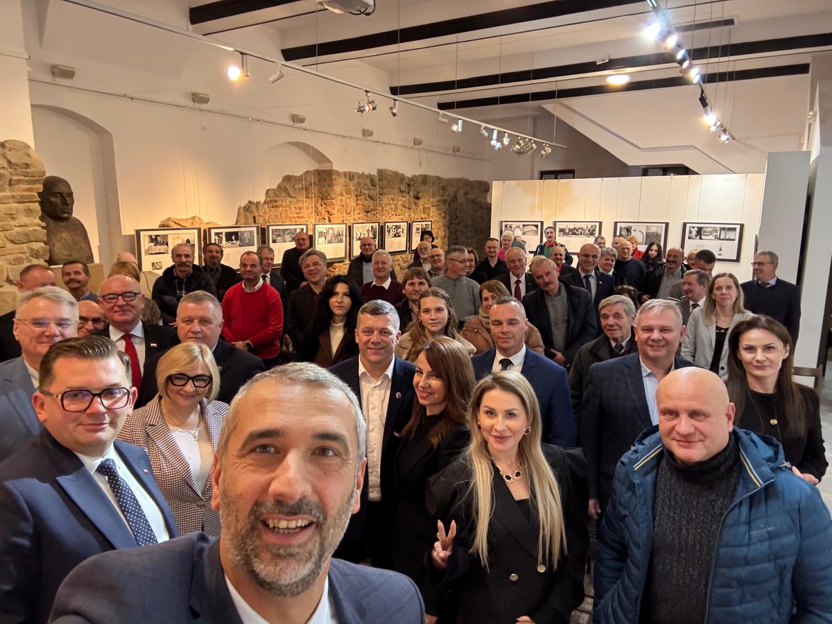 Dziś kolejne ciekawe spotkanie z cyklu #CzasPolski #ProgramPolaków Z Gorlic pozdrawiamy z <a href="/Lukasz_Kmita/">Łukasz Kmita</a> Barbara Bartuś <a href="/WiktorDurlak/">Wiktor Durlak</a> 🤝🇵🇱