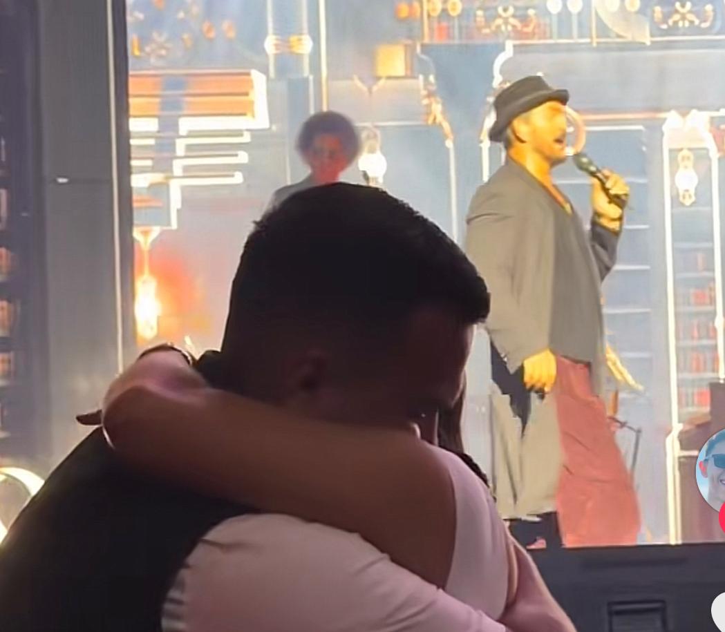 PublinewsGT's tweet photo. 💍Video😱⎮Los Hello Muchá graban propuesta de matrimonio en concierto de Arjona

La popular pareja de TikTok grabó el momento especial. 

#PublinewsGT #RicardoArjona #HelloMucha

Mira acá⬇️

https://t.co/r4VJN0moiM https://t.co/MKzZLuCnGw