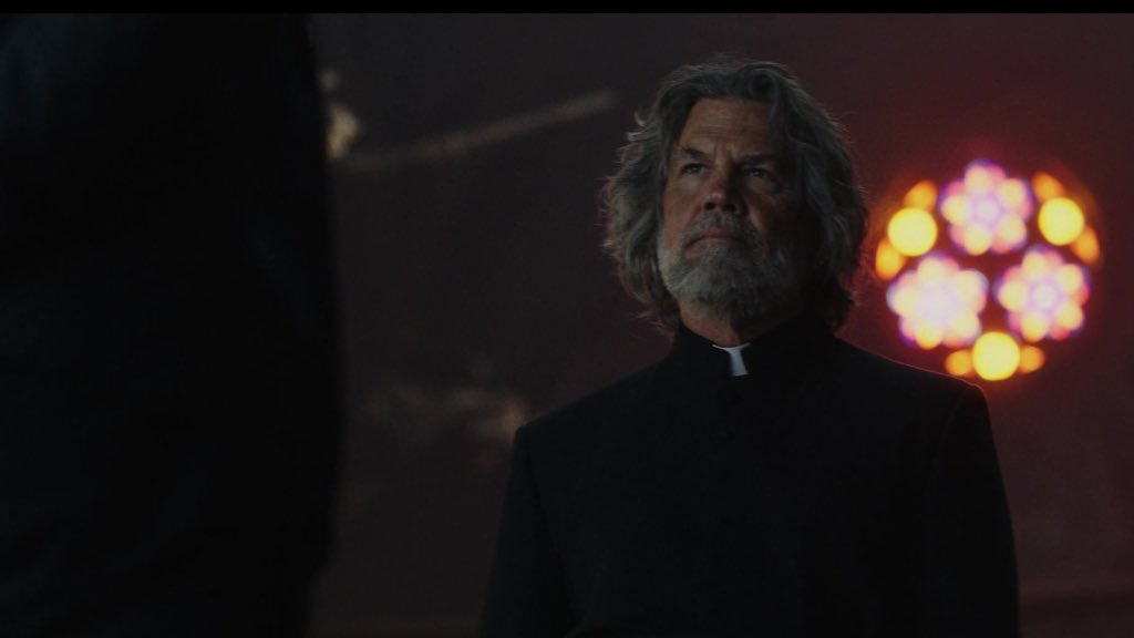 Wake Up Dead Man (2025) 

فيلم جريمة ممتاز في #نتفلكس .

جزء ثالث من سلسلة Knives Out، وفيه حكاية جديدة لجريمة قتل تحدث في كنيسة.

حكاية جيدة، وحبكة جيدة، لكن طريقة الكشف جاءت من خارج الحبكة! وبشكل يختلف عن الطريقة التي اعتدناها من هذه السلسلة في جزأيها السابقين.

أداء ممتاز من