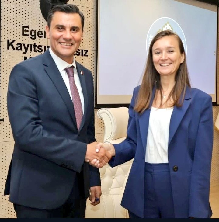 Ferdi Zeyrek'iin ardından "Ah be Abi" diyordu... Ne yazık ki az önce Abisine gitti...

Çok üzgünüm... Anlatılmaz bir sızıydı Ferdi başkanın zamansız vedası. Şimdi o sızı katlandı yüreğimizde... 

Genç yaşında 37'sinde yaşama veda etti Gülşah başkan... 
Başın sağ olsun Manisa,