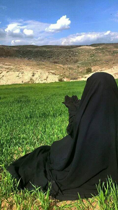 ليس كل اقتراب
احتواء ،امتلاء وامانبعض الاقتراب احتراق 
تيه انكسارموت بطيء
 فلا تقترب من ضوء خادع
تظنه سينيرك 
لكنه لا يفعل الا ان يطفئك 
كحال تلك الفراشة التي احترقت
بالنور الذي جذبها ورفرفت حوله
بكل طمانينة وامان 
لانها لا تدري انه نور لهب يحرق
    كل من اقترب وكل من وثق